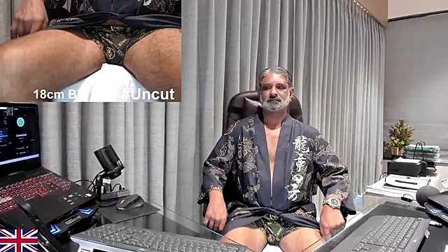 Snapshot of OnlineBossUK chatting on 03/29/26, 05:20 OnlineBossUK online show from 03/29/26, 05:20