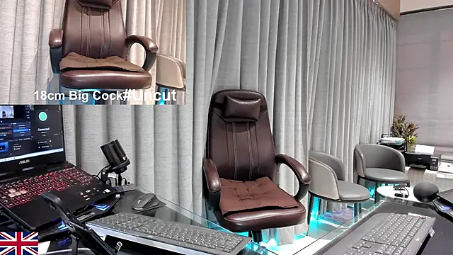 Snapshot of OnlineBossUK chatting on 04/15/26, 10:43 OnlineBossUK online show from 04/15/26, 10:43