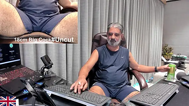 Snapshot of OnlineBossUK chatting on 04/02/26, 05:08 OnlineBossUK online show from 04/02/26, 05:08