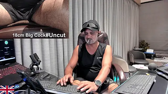 Snapshot of OnlineBossUK chatting on 06/16/26, 04:40 OnlineBossUK online show from 06/16/26, 04:40