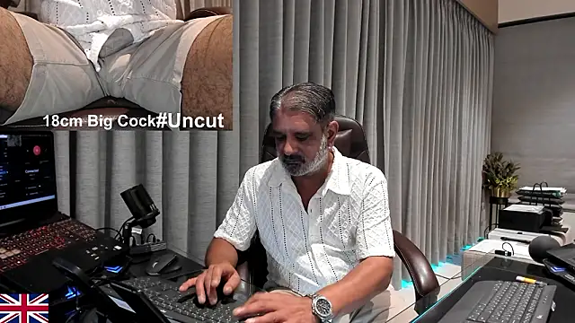 Snapshot of OnlineBossUK chatting on 03/22/26, 04:52 OnlineBossUK online show from 03/22/26, 04:52