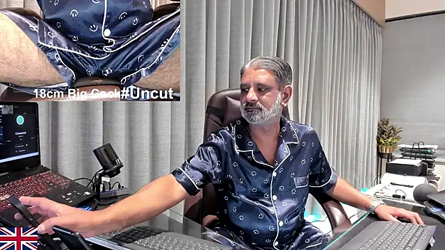 Snapshot of OnlineBossUK chatting on 03/24/26, 12:21 OnlineBossUK online show from 03/24/26, 12:21