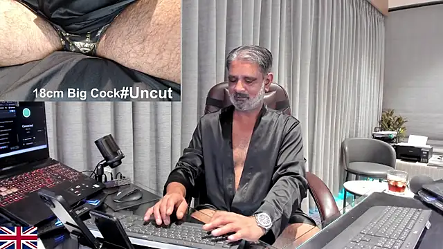 Snapshot of OnlineBossUK chatting on 04/04/26, 08:37 OnlineBossUK online show from 04/04/26, 08:37