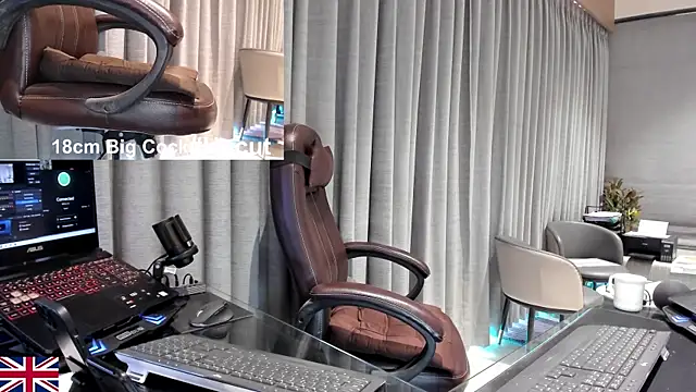 Snapshot of OnlineBossUK chatting on 04/12/26, 08:39 OnlineBossUK online show from 04/12/26, 08:39