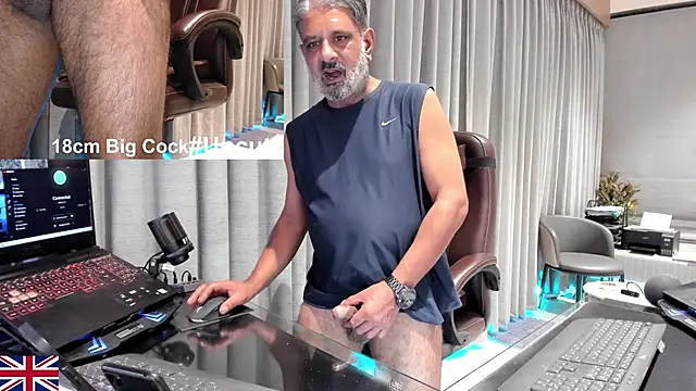 Snapshot of OnlineBossUK chatting on 04/05/26, 09:32 OnlineBossUK online show from 04/05/26, 09:32