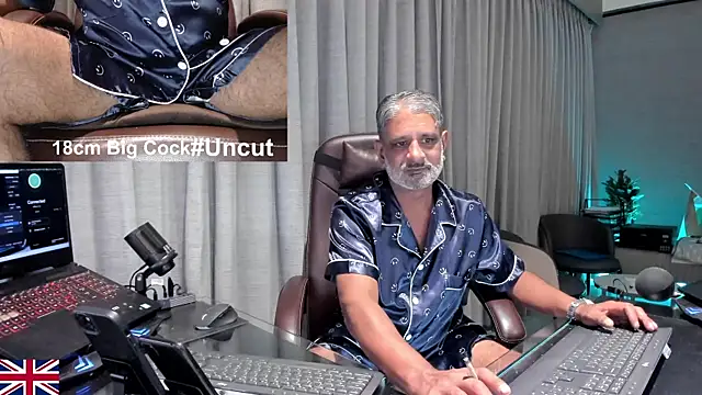 Snapshot of OnlineBossUK chatting on 07/13/26, 04:06 OnlineBossUK online show from 07/13/26, 04:06