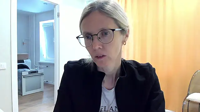 Snapshot of angelmommu chatting on 10/12/25, 06:37 angelmommu online show from 10/12/25, 06:37