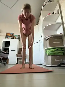 Snapshot of angelmommu chatting on 10/29/25, 05:17 angelmommu online show from 10/29/25, 05:17