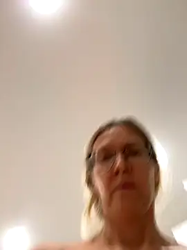 Snapshot of angelmommu chatting on 11/19/25, 04:29 angelmommu online show from 11/19/25, 04:29