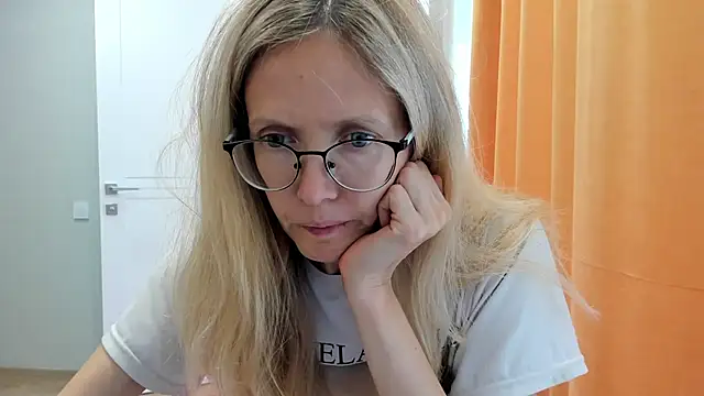 Snapshot of angelmommu chatting on 09/17/25, 06:59 angelmommu online show from 09/17/25, 06:59