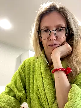 Snapshot of angelmommu chatting on 10/24/25, 06:45 angelmommu online show from 10/24/25, 06:45