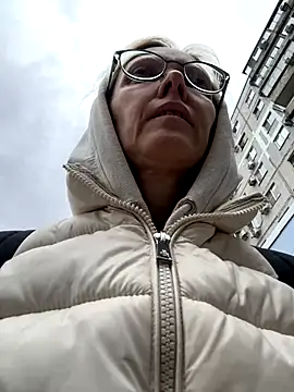 Snapshot of angelmommu chatting on 10/15/25, 09:17 angelmommu online show from 10/15/25, 09:17