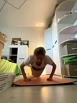 Snapshot of angelmommu chatting on 09/19/25, 04:16 angelmommu online show from 09/19/25, 04:16