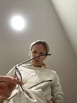 Snapshot of angelmommu chatting on 10/10/25, 04:02 angelmommu online show from 10/10/25, 04:02