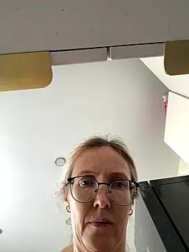 Snapshot of angelmommu chatting on 10/30/25, 08:23 angelmommu online show from 10/30/25, 08:23