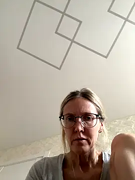 Snapshot of angelmommu chatting on 11/14/25, 09:57 angelmommu online show from 11/14/25, 09:57