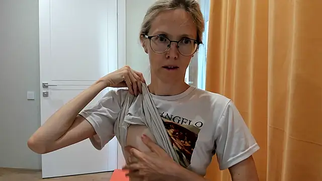 Snapshot of angelmommu chatting on 09/16/25, 04:35 angelmommu online show from 09/16/25, 04:35