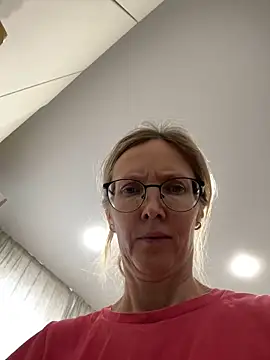 Snapshot of angelmommu chatting on 11/24/25, 09:42 angelmommu online show from 11/24/25, 09:42