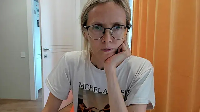 Snapshot of angelmommu chatting on 09/18/25, 12:19 angelmommu online show from 09/18/25, 12:19