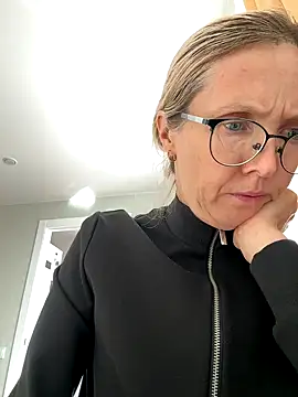 Snapshot of angelmommu chatting on 10/03/25, 05:31 angelmommu online show from 10/03/25, 05:31