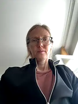 Snapshot of angelmommu chatting on 10/02/25, 07:12 angelmommu online show from 10/02/25, 07:12