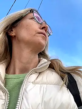 Snapshot of angelmommu chatting on 11/03/25, 10:19 angelmommu online show from 11/03/25, 10:19