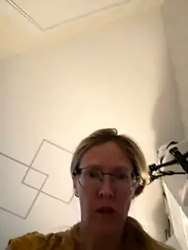 Snapshot of angelmommu chatting on 10/25/25, 05:17 angelmommu online show from 10/25/25, 05:17