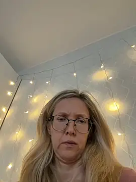 Snapshot of angelmommu chatting on 02/13/26, 08:58 angelmommu online show from 02/13/26, 08:58