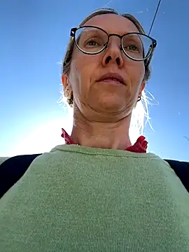 Snapshot of angelmommu chatting on 10/04/25, 09:55 angelmommu online show from 10/04/25, 09:55