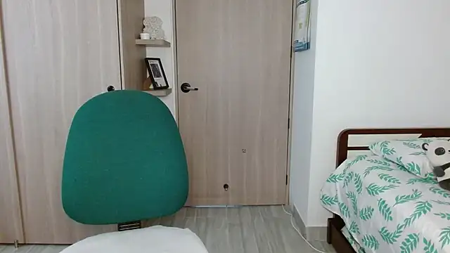 mia  lopez  online show from 12/04/25, 01:37