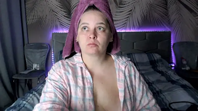 Snapshot of uliastar chatting on 10/14/25, 06:58 uliastar online show from 10/14/25, 06:58