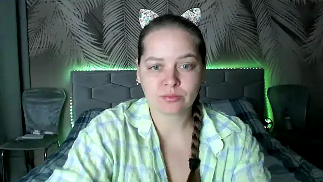 Snapshot of uliastar chatting on 10/13/25, 05:42 uliastar online show from 10/13/25, 05:42