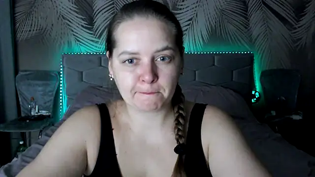 Snapshot of uliastar chatting on 10/31/25, 07:16 uliastar online show from 10/31/25, 07:16