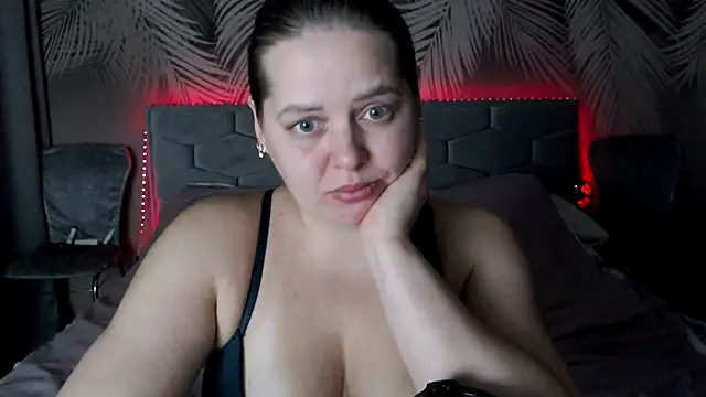 Snapshot of uliastar chatting on 12/15/25, 10:54 uliastar online show from 12/15/25, 10:54