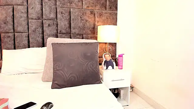 Snapshot of Petit-Rosse chatting on 01/20/25, 10:04 Petit-Rosse online show from 01/20/25, 10:04