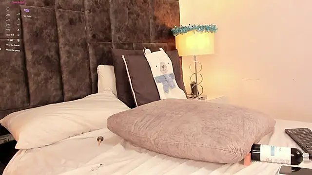 Snapshot of Petit-Rosse chatting on 12/22/24, 01:34 Petit-Rosse online show from 12/22/24, 01:34