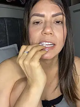 Snapshot of martina_contreras chatting on 10/18/25, 04:14 martina contreras online show from 10/18/25, 04:14