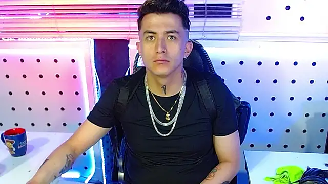 Snapshot of Darko0717 chatting on 11/27/25, 11:43 Darko0717 online show from 11/27/25, 11:43