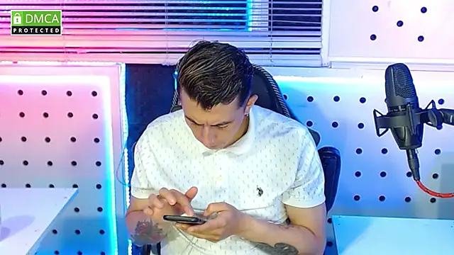 Snapshot of Darko0717 chatting on 10/25/25, 02:17 Darko0717 online show from 10/25/25, 02:17