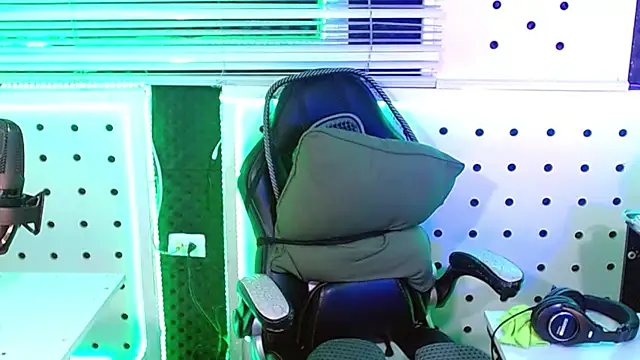 Snapshot of Darko0717 chatting on 11/24/25, 01:44 Darko0717 online show from 11/24/25, 01:44