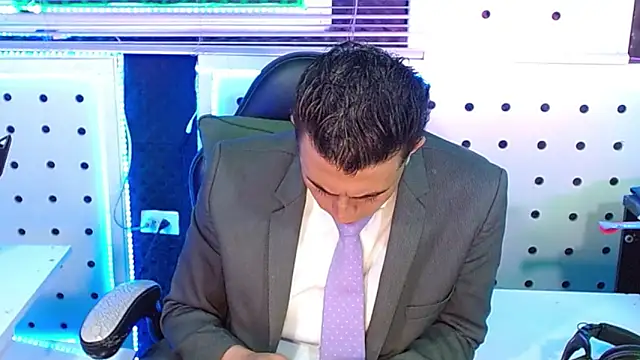 Snapshot of Darko0717 chatting on 12/16/25, 12:53 Darko0717 online show from 12/16/25, 12:53