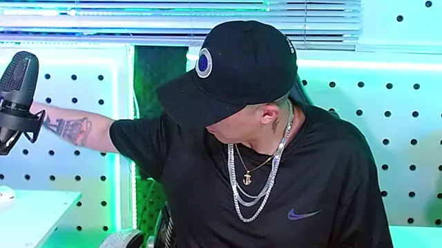 Snapshot of Darko0717 chatting on 12/18/25, 03:00 Darko0717 online show from 12/18/25, 03:00