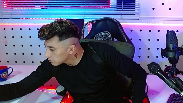 Snapshot of Darko0717 chatting on 11/02/25, 05:07 Darko0717 online show from 11/02/25, 05:07