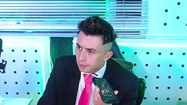 Snapshot of Darko0717 chatting on 12/17/25, 12:54 Darko0717 online show from 12/17/25, 12:54