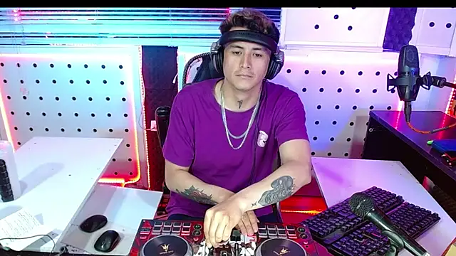 Snapshot of Darko0717 chatting on 10/25/25, 02:11 Darko0717 online show from 10/25/25, 02:11