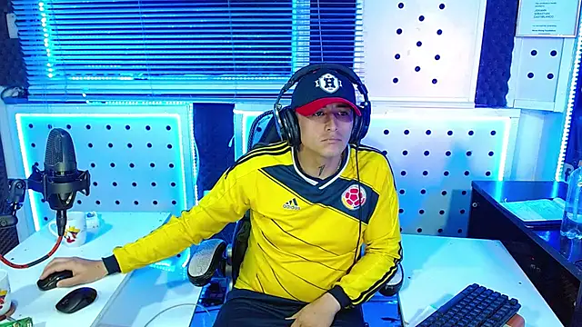 Snapshot of Darko0717 chatting on 11/19/25, 12:32 Darko0717 online show from 11/19/25, 12:32