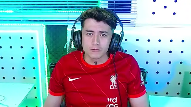 Snapshot of Darko0717 chatting on 11/17/25, 01:09 Darko0717 online show from 11/17/25, 01:09