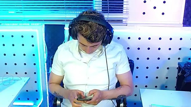 Snapshot of Darko0717 chatting on 11/13/25, 02:10 Darko0717 online show from 11/13/25, 02:10