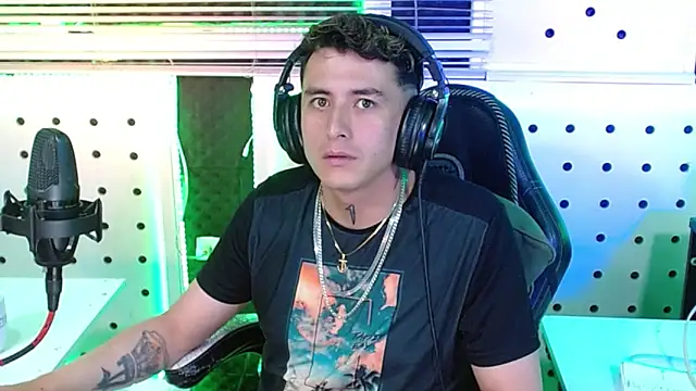 Snapshot of Darko0717 chatting on 11/21/25, 11:37 Darko0717 online show from 11/21/25, 11:37