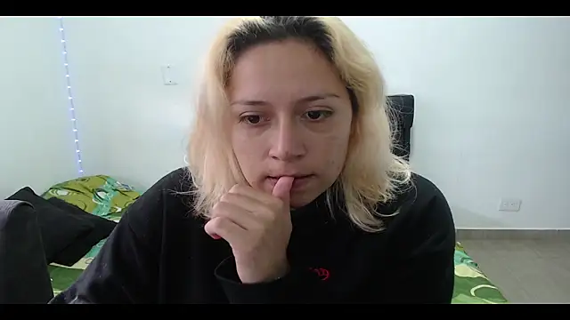 Snapshot of MommyMiaWs chatting on 02/23/25, 07:49 MommyMiaWs online show from 02/23/25, 07:49